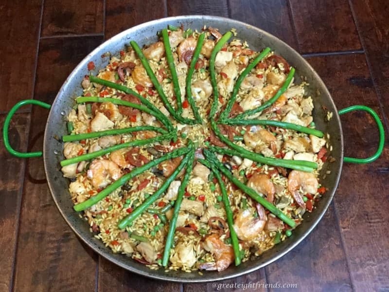 https://greateightfriends.com/wp-content/uploads/2016/03/Paella-Finished.jpg