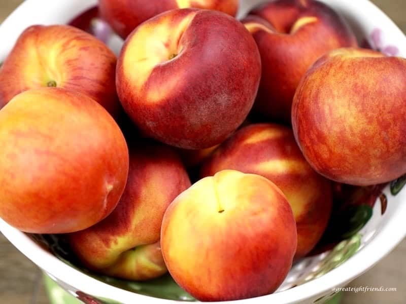 A bowl of fresh peaches.