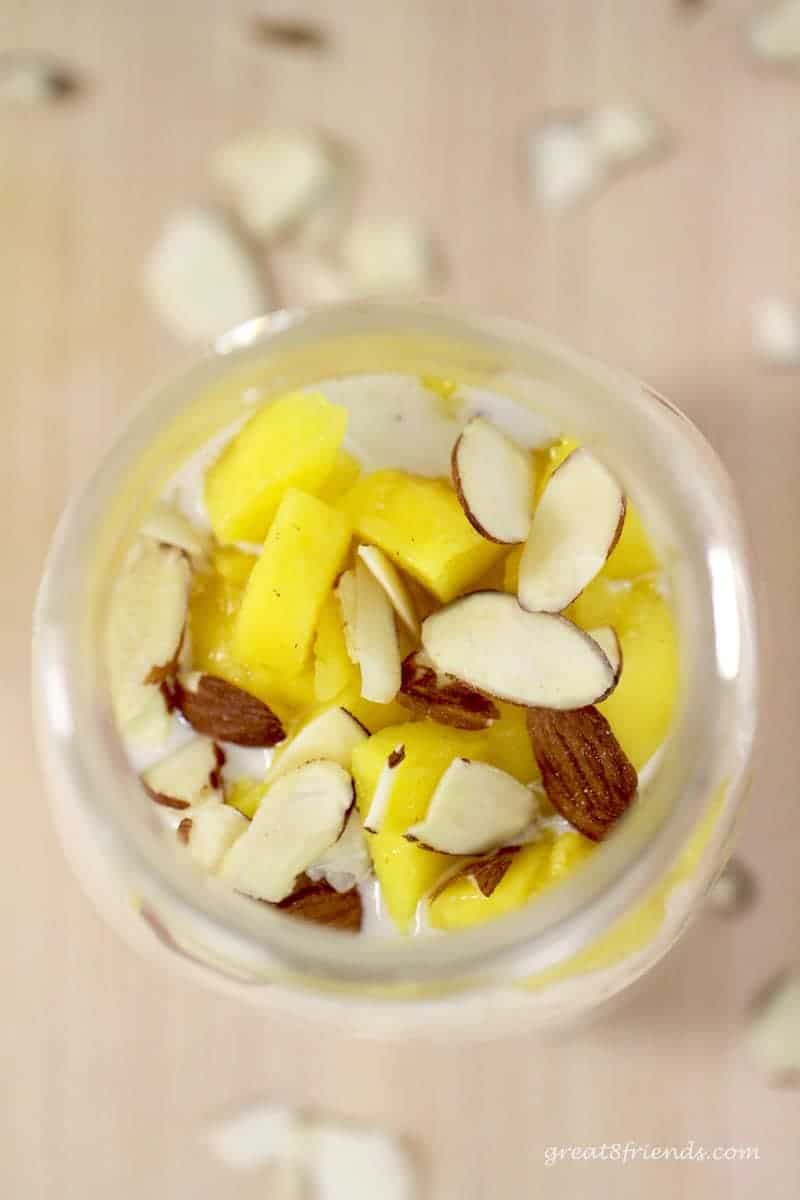 
This oat recipe with mango and almonds are a delicious breakfast.