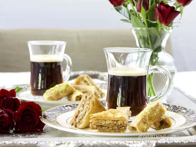 Zwei Teller hausgemachtes libanesisches Baklava mit türkischem Kaffee 