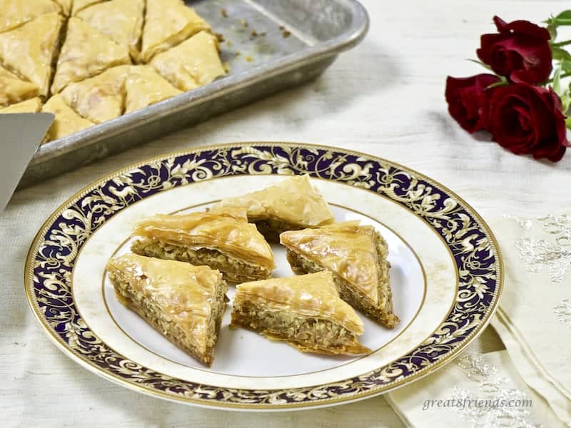 Ein Teller mit hausgemachtem libanesischem Baklava mit einem Tablett im Hintergrund